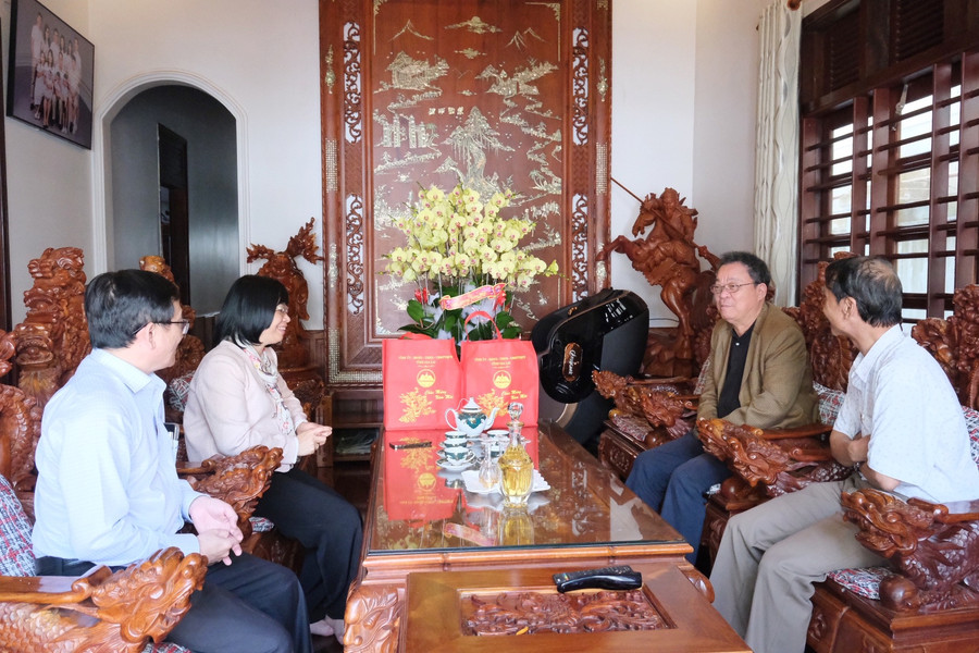 Đoàn đến thăm, chúc Tết đồng chí Hoàng Công Lự-nguyên Ủy viên Ban Thường vụ Tỉnh ủy, nguyên Phó Chủ tịch UBND tỉnh. Ảnh: Hoàng Ngọc