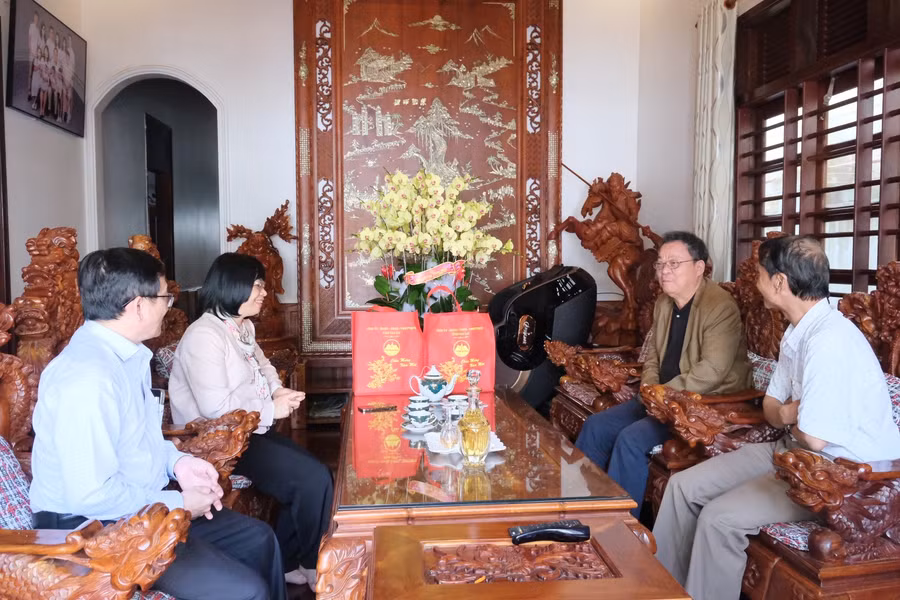 Đoàn đến thăm, chúc Tết đồng chí Hoàng Công Lự-nguyên Ủy viên Ban Thường vụ Tỉnh ủy, nguyên Phó Chủ tịch UBND tỉnh. Ảnh: Hoàng Ngọc