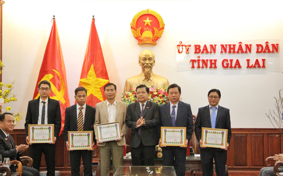 Đồng chí Sanan Siphaphommachanh (3 từ phải qua) trao bằng khen của tỉnh Champasak cho các tập thể và cá nhân tỉnh Gia Lai. Ảnh: Hoàng Ngọc Đồng chí Sanan Siphaphommachanh (3 từ phải qua) trao bằng khen của tỉnh Champasak cho các tập thể và cá nhân tỉnh Gia Lai. Ảnh: Hoàng Ngọc