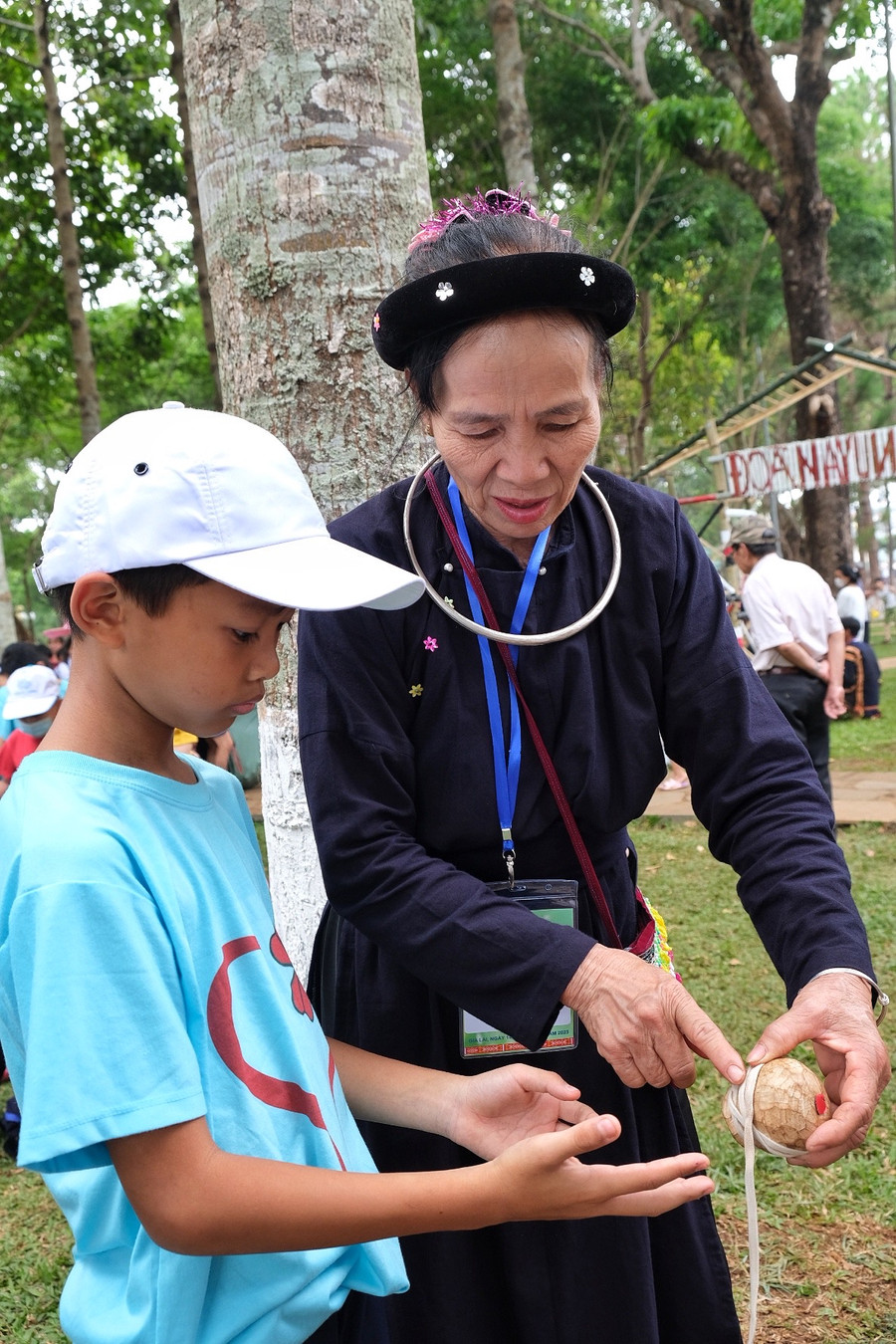 Bà Nguyễn Thị Đền (dân tộc Tày)-xã Kon Thụp, huyện Mang Yang hướng dẫn học sinh trường Tiểu học Kim Đồng (huyện Ia Grai) cách chơi trò chọi cù. Ảnh: Hoàng Ngọc Bà Nguyễn Thị Đền (dân tộc Tày)-xã Kon Thụp, huyện Mang Yang hướng dẫn học sinh trường Tiểu học Kim Đồng (huyện Ia Grai) cách chơi trò chọi cù. Ảnh: Hoàng Ngọc