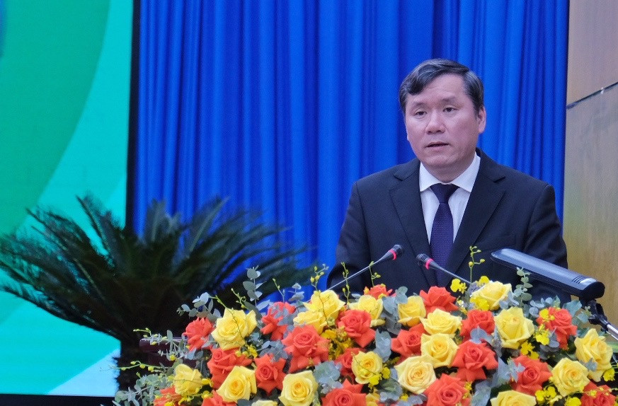 GS-TS Lê Văn Lợi-Phó giám đốc Học viện Chính trị Quốc gia Hồ Chí Minh báo cáo đề dẫn. Ảnh: Hoàng Ngọc