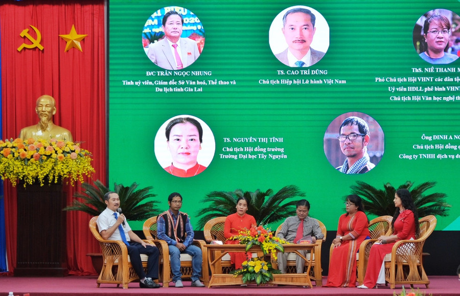 Các diễn giả trao đổi bàn tròn các vấn đề về phát triển bền vững du lịch văn hóa và du lịch sinh thái vùng Tây Nguyên. Ảnh: Hoàng Ngọc