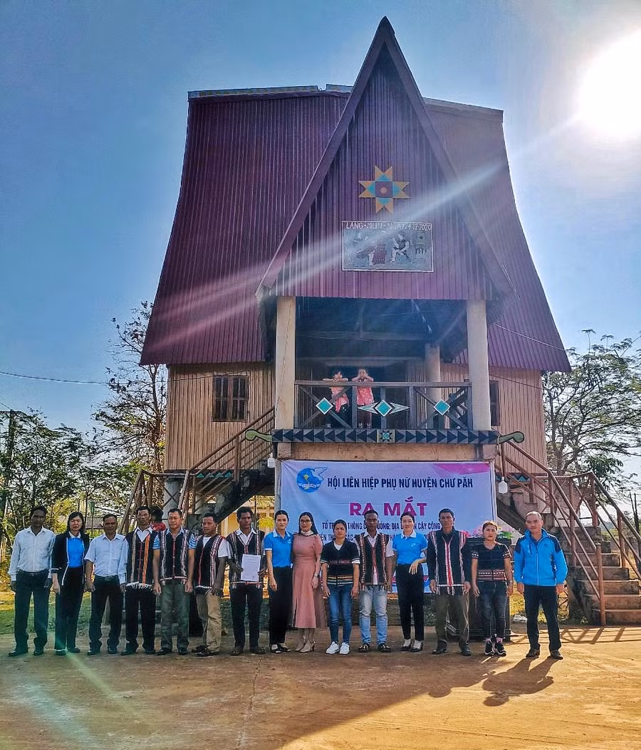 Ra mắt các thành viên trong "Tổ truyền thông cộng đồng". Ảnh: Minh Châu