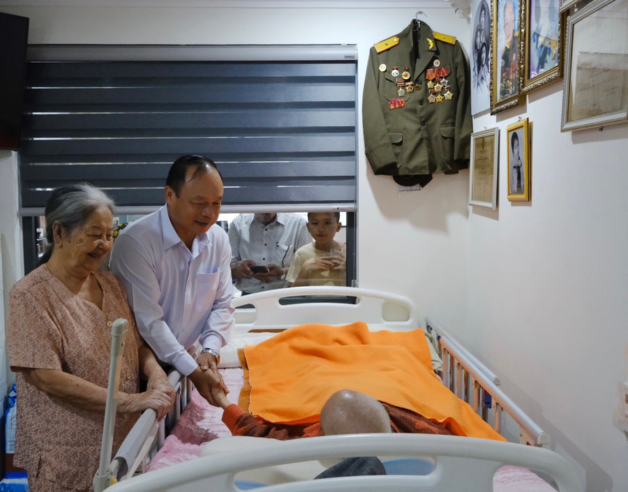 Phó Chủ tịch UBND tỉnh Dương Mah Tiệp thăm hỏi sức khỏe cựu chiến binh Lê Ngọc Hân (tổ 4, phường Ia Kring, TP. Pleiku). Ảnh: Minh Châu Phó Chủ tịch UBND tỉnh Dương Mah Tiệp thăm hỏi sức khỏe cựu chiến binh Lê Ngọc Hân (tổ 4, phường Ia Kring, TP. Pleiku). Ảnh: Minh Châu