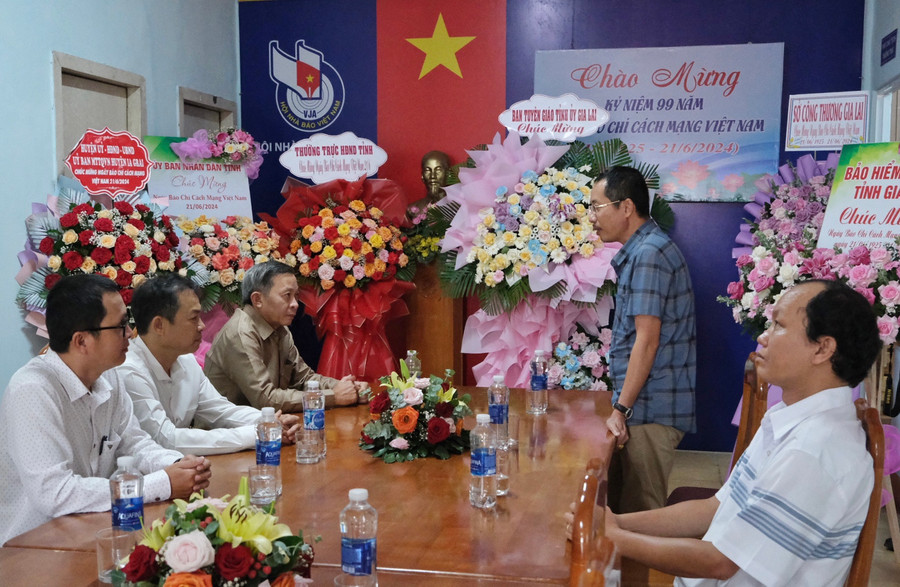 Trưởng Ban Tuyên giáo Tỉnh ủy Huỳnh Thế Mạnh thăm, chúc mừng Hội Nhà báo tỉnh Gia Lai. Ảnh: Minh Châu Trưởng Ban Tuyên giáo Tỉnh ủy Huỳnh Thế Mạnh thăm, chúc mừng Hội Nhà báo tỉnh Gia Lai. Ảnh: Minh Châu