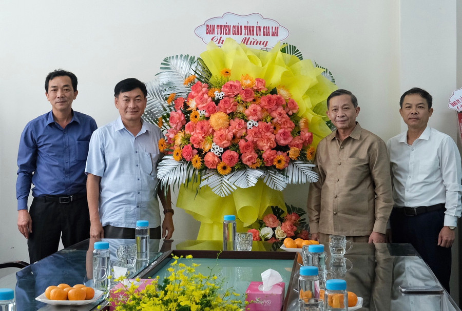 Trưởng Ban Tuyên giáo Tỉnh ủy Huỳnh Thế Mạnh (thứ 2, bìa phải) thăm, chúc mừng Báo Gia Lai nhân 99 năm Ngày Báo chí cách mạng Việt Nam. Ảnh: Đức Thụy Trưởng Ban Tuyên giáo Tỉnh ủy Huỳnh Thế Mạnh (thứ 2, bìa phải) thăm, chúc mừng Báo Gia Lai nhân 99 năm Ngày Báo chí cách mạng Việt Nam. Ảnh: Đức Thụy