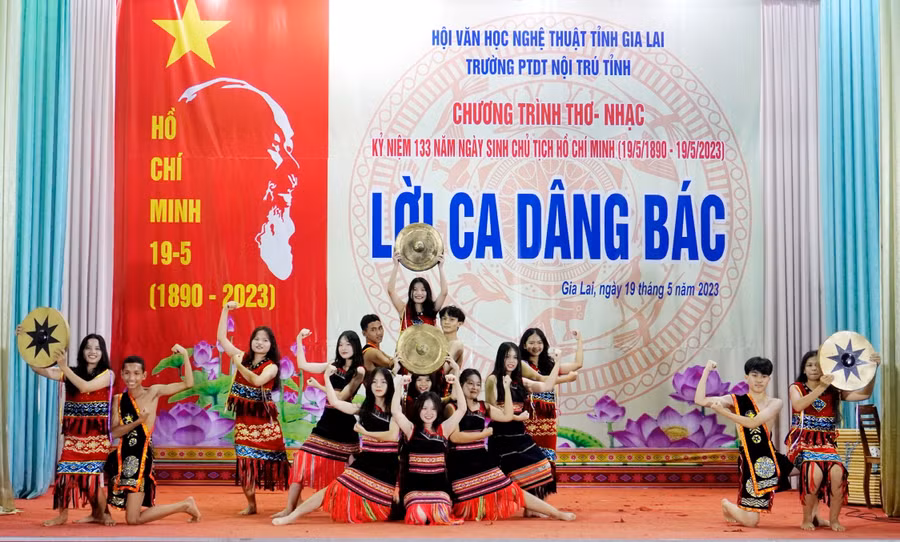 Một tiết mục đặc sắc của học sinh Trường PTDT Nội trú. Ảnh: Minh Châu