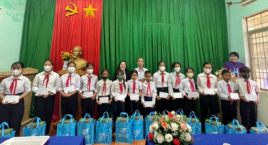 Tặng học bổng cho trẻ em nghèo hiếu học xã Hnol, huyện Đak Đoa. Ảnh: Minh Châu Tặng học bổng cho trẻ em nghèo hiếu học xã Hnol, huyện Đak Đoa. Ảnh: Minh Châu