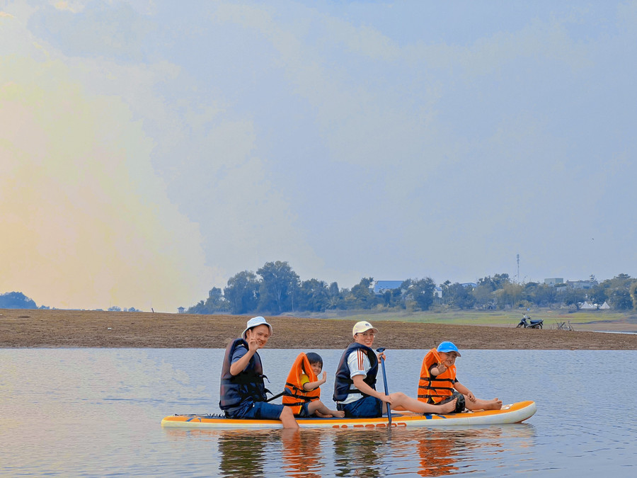 Kỳ nghỉ lễ 30-4 và 1-5 ghi nhận xu hướng du lịch gia đình tăng cao so với mọi năm. Các điểm đến gần gũi thiên nhiên cũng được nhiều gia đình lựa chọn do thời tiết nắng nóng. Ảnh: Đoàn Lanh Kỳ nghỉ lễ 30-4 và 1-5 ghi nhận xu hướng du lịch gia đình tăng cao so với mọi năm. Các điểm đến gần gũi thiên nhiên cũng được nhiều gia đình lựa chọn do thời tiết nắng nóng. Ảnh: Đoàn Lanh