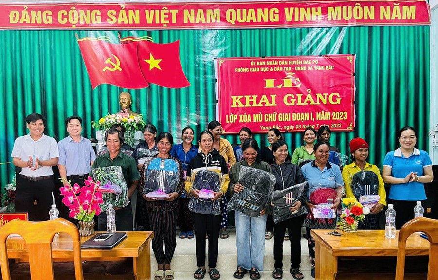 Khai giảng lớp xóa mù chữ cho người DTTS huyện Đak Pơ. Ảnh: Minh Châu Khai giảng lớp xóa mù chữ cho người DTTS huyện Đak Pơ. Ảnh: Minh Châu