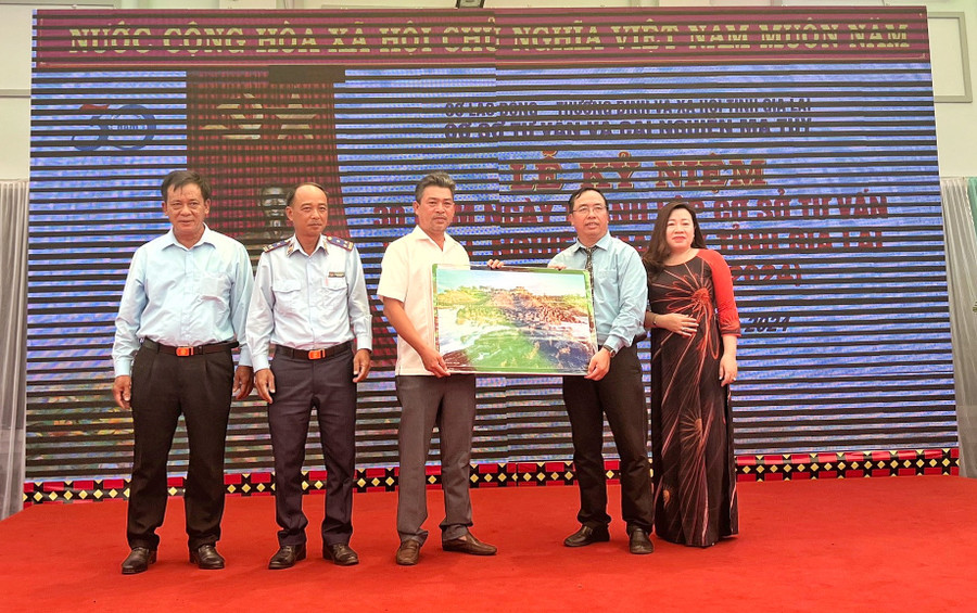 Đại diện cơ sở cai nghiện ma túy tỉnh bạn tặng quà chúc mừng. Ảnh: Minh Châu Đại diện cơ sở cai nghiện ma túy tỉnh bạn tặng quà chúc mừng. Ảnh: Minh Châu