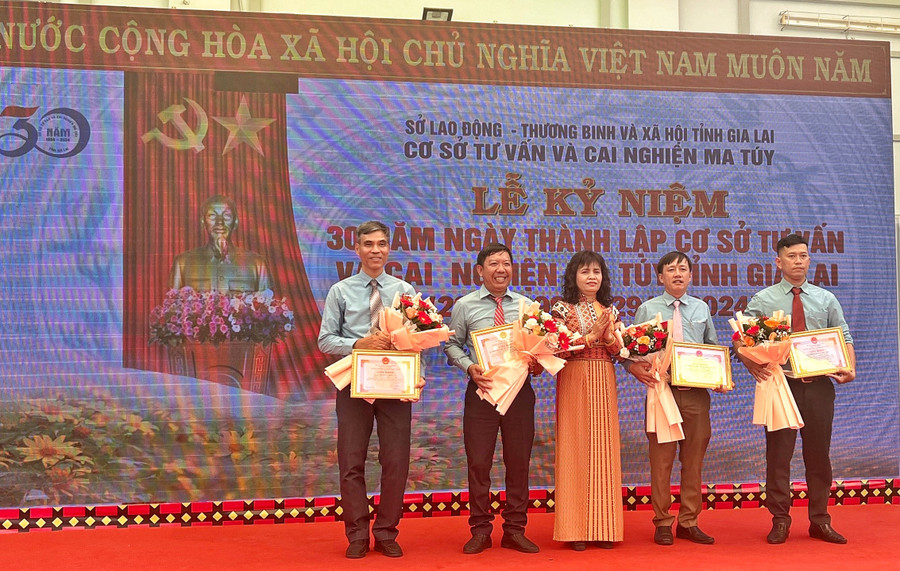 Giám đốc Sở LĐ-TB và XH tỉnh Gia Lai Rơ Com Sa Duyên khen thưởng các tập thể có thành tích xuất sắc. Ảnh: Minh Châu Giám đốc Sở LĐ-TB và XH tỉnh Gia Lai Rơ Com Sa Duyên khen thưởng các tập thể có thành tích xuất sắc. Ảnh: Minh Châu