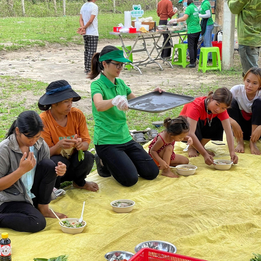 Bà con thưởng thức phở tại chỗ. Ảnh: Minh Châu