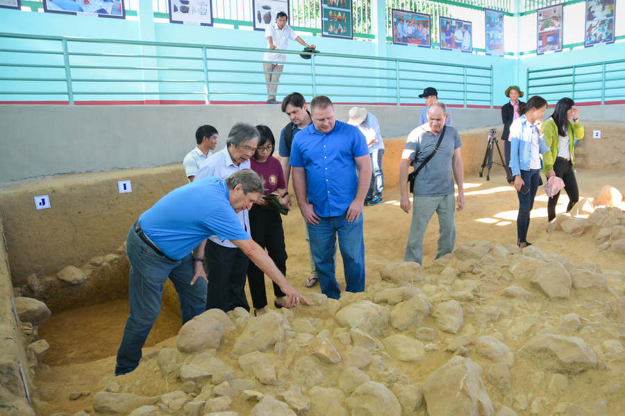 Sưu tập công cụ Đá cũ An Khê được tìm thấy trong những địa tầng nguyên vẹn, do người nguyên thủy chế tác cách đây 80 vạn năm. Ảnh: Huỳnh Bá Tính