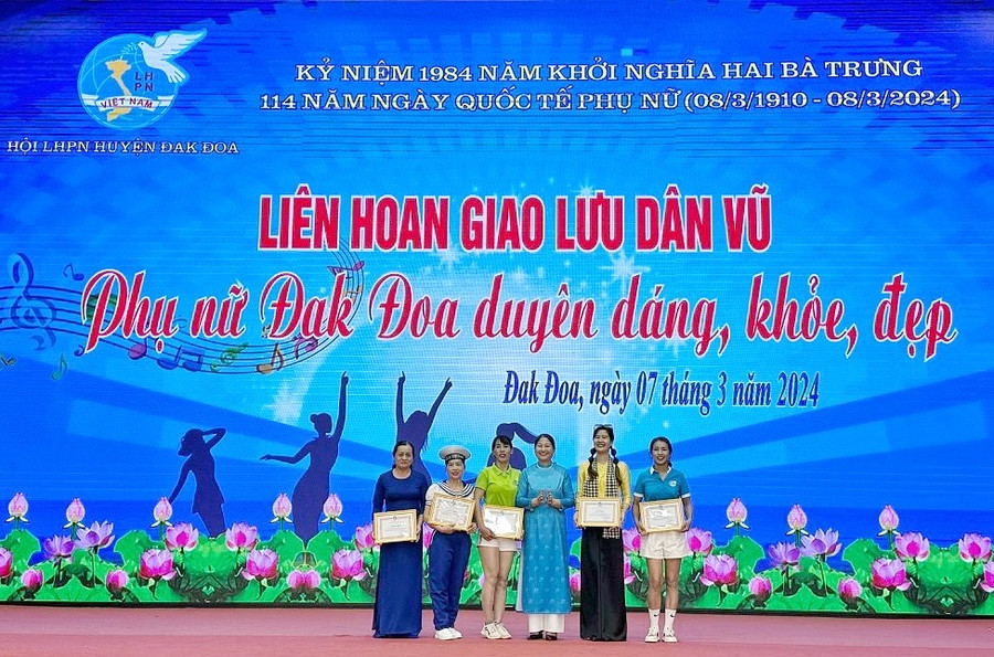Trao giải cho các đội đạt giải tại liên hoan. Ảnh: Minh Châu Trao giải cho các đội đạt giải tại liên hoan. Ảnh: Minh Châu
