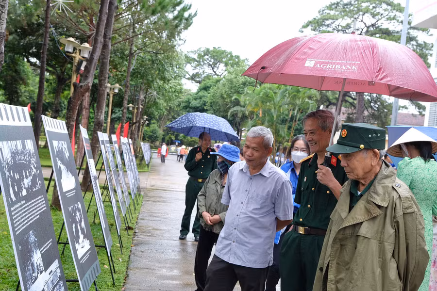 Đông đảo người dân tham quan triển lãm. Ảnh: HOÀNG NGỌC