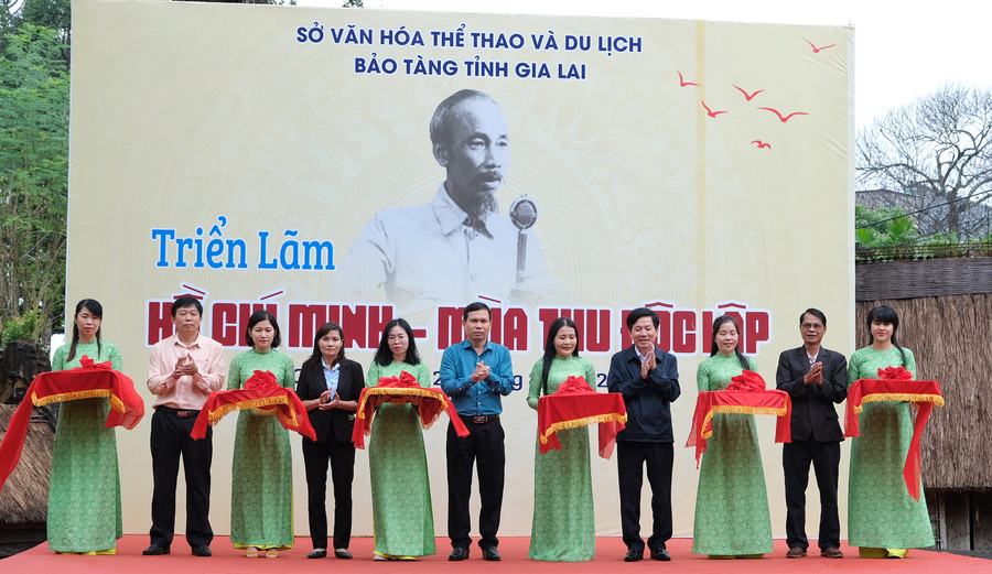 Khai mạc triển lãm &quot;Hồ Chí Minh-Mùa Thu độc lập&quot; là hoạt động ý nghĩa nhân kỷ niệm 79 năm Cách mạng Tháng Tám và Quốc khánh 2-9. Ảnh: HOÀNG NGỌC