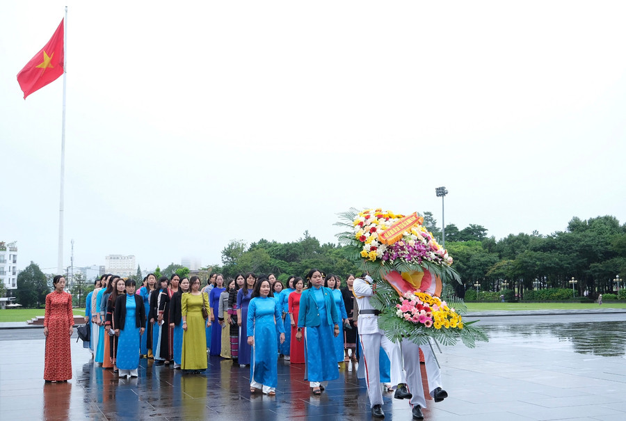 Đoàn đại biểu đã dâng hoa Chủ tịch Hồ Chí Minh tại Quảng trường Đại Đoàn Kết. Ảnh: MINH CHÂU