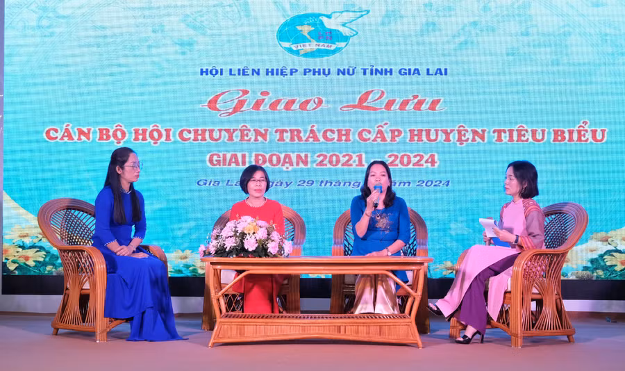 Các cán bộ Hội Phụ nữ giao lưu, chia sẻ kinh nghiệm trong hoạt động Hội và phong trào phụ nữ. Ảnh: MINH CHÂU