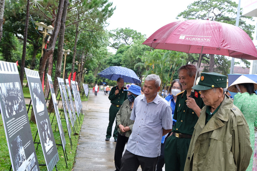 Đông đảo người dân tham quan triển lãm. Ảnh: HOÀNG NGỌC
