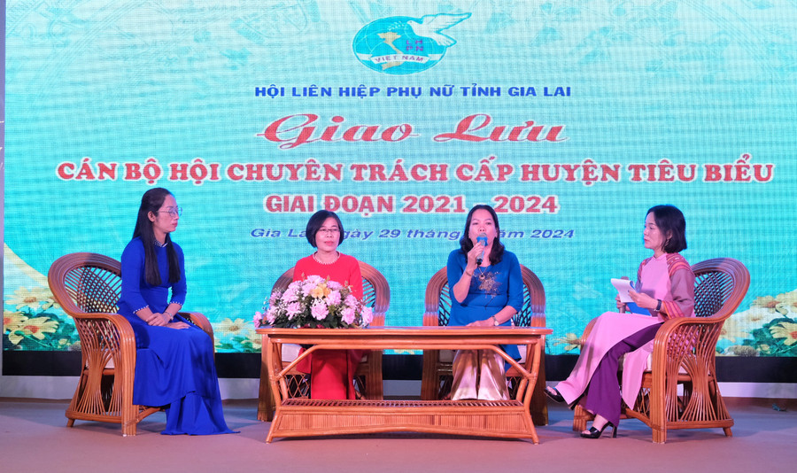 Các cán bộ Hội Phụ nữ giao lưu, chia sẻ kinh nghiệm trong hoạt động Hội và phong trào phụ nữ. Ảnh: MINH CHÂU