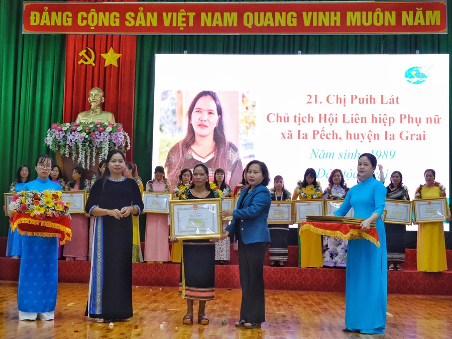 Biểu dương chủ tịch hội cơ sở giỏi. Ảnh: Minh Châu