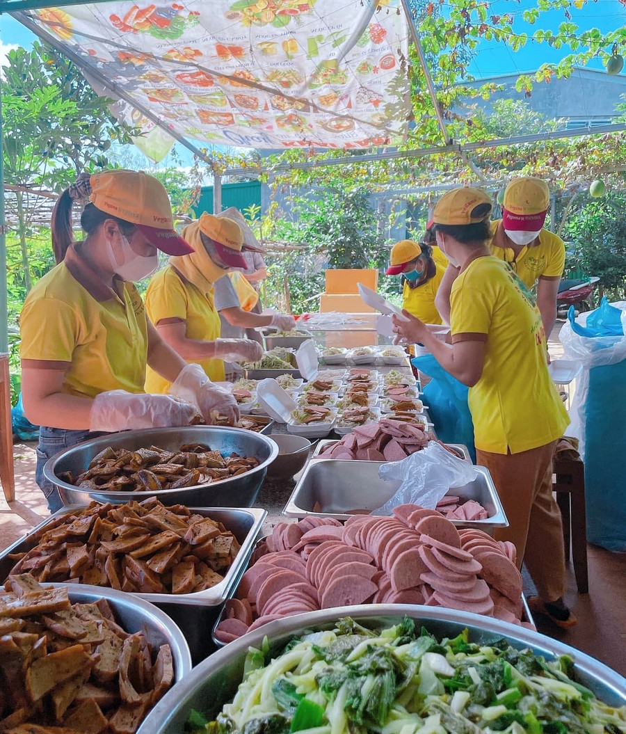 Nhóm Vegan Gia Lai chuẩn bị 2.000 suất cơm chay 0 đồng chia sẻ tại 1 số cơ sở y tế, các quán chay trên địa bàn TP. Pleiku. Ảnh: Minh Châu