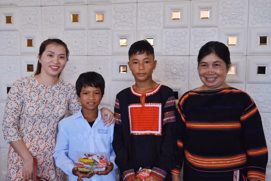 Hai em học sinh mồ côi cha mẹ huyện Ia Pa (trong đó có nguyên nhân từ hủ tục lạc hậu) được các cấp hội LHPN huyện Ia Pa nhận làm "Mẹ đỡ đầu". Ảnh: Minh Châu