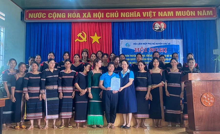 Ra mắt câu lạc bộ "Gia đình hội viên phụ nữ không trốn đi nước ngoài" xã Bờ Ngoong. Ảnh: Minh Châu Ra mắt câu lạc bộ "Gia đình hội viên phụ nữ không trốn đi nước ngoài" xã Bờ Ngoong. Ảnh: Minh Châu