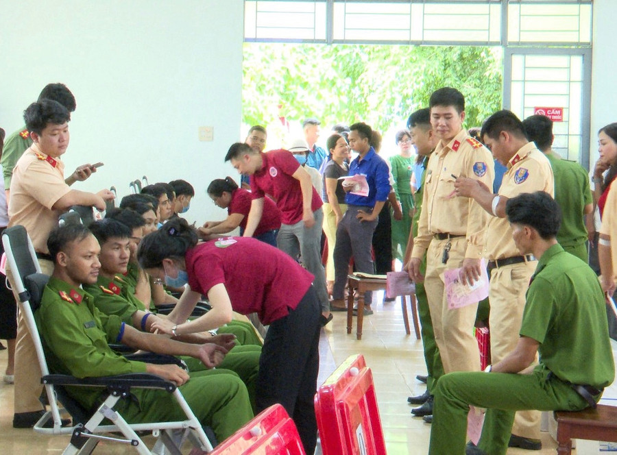 Đông đảo cán bộ, hội viên, thanh niên, công chức, viên chức, cán bộ chiến sỹ lực lượng vũ trang và các tầng lớp nhân dân huyện Krông Pa tham gia hiến máu tình nguyện. Ảnh: Ngô Thu