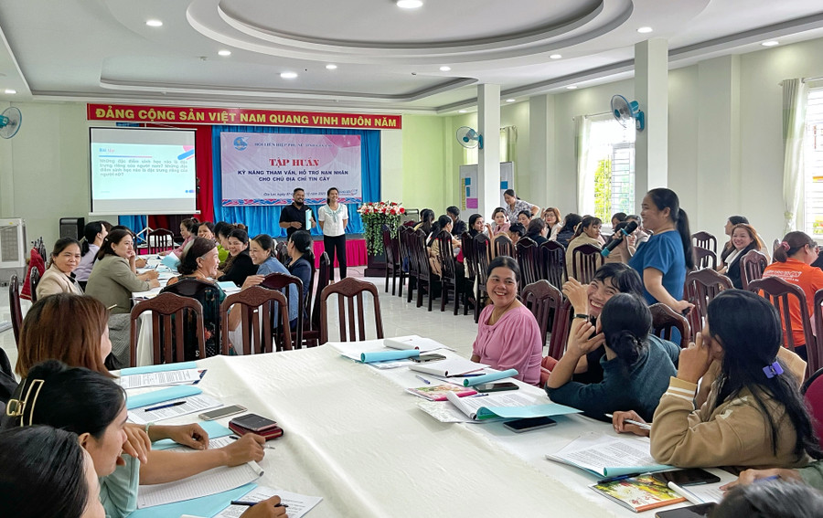 Học viên được chia thành 4 nhóm để tạo không khí kết nối, giao lưu, đồng thời kết hợp các kiến thức, kỹ năng và thực hành các tình huống. Ảnh: Minh Châu