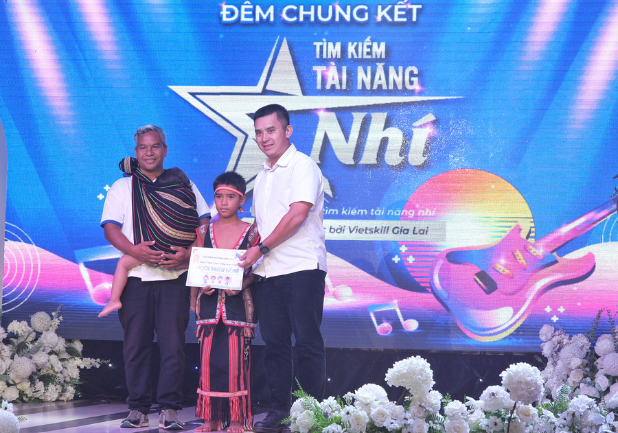 Tiệm vàng Ngọc Diệp trao học bổng cho &quot;tài năng nhí&quot; Kpă Jun trị giá 10 triệu đồng. Ảnh: MINH CHÂU