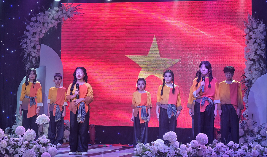 Xúc động và tự hào hướng về Quốc khánh 2-9. Ảnh: MINH CHÂU