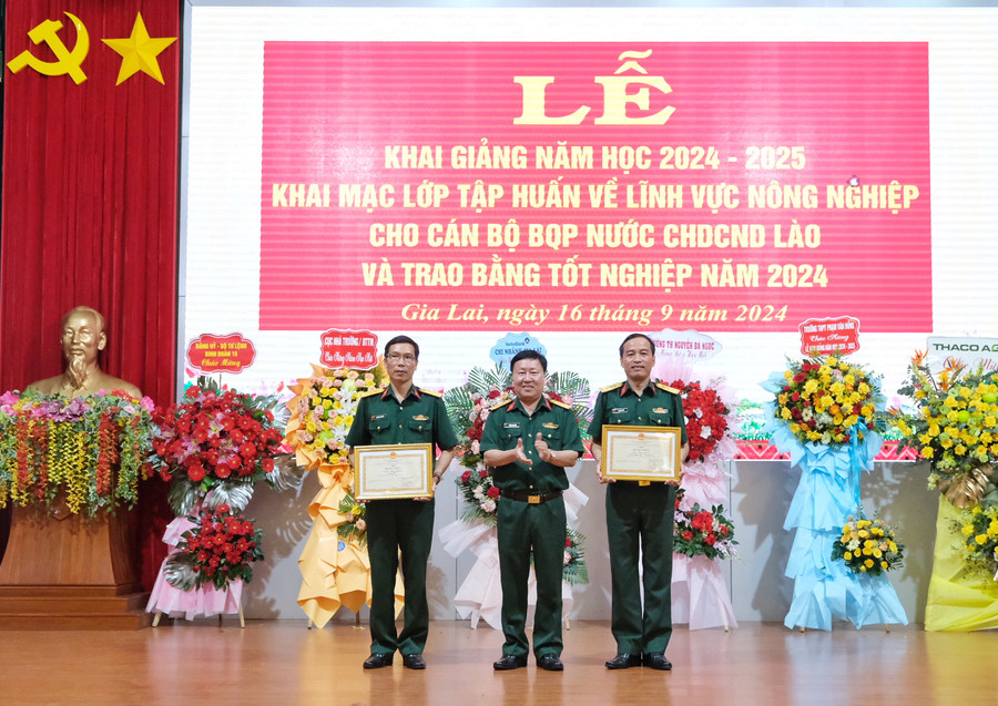 Thừa uỷ quyền của Thủ trưởng Bộ Tổng Tham mưu, Đại tá Trần Ngọc Hải (giữa)-Phó Tư lệnh, Tham mưu trưởng Binh đoàn 15 trao bằng khen cho tập thể và cá nhân xuất sắc trong năm học 2023-3024. Ảnh: Minh Châu