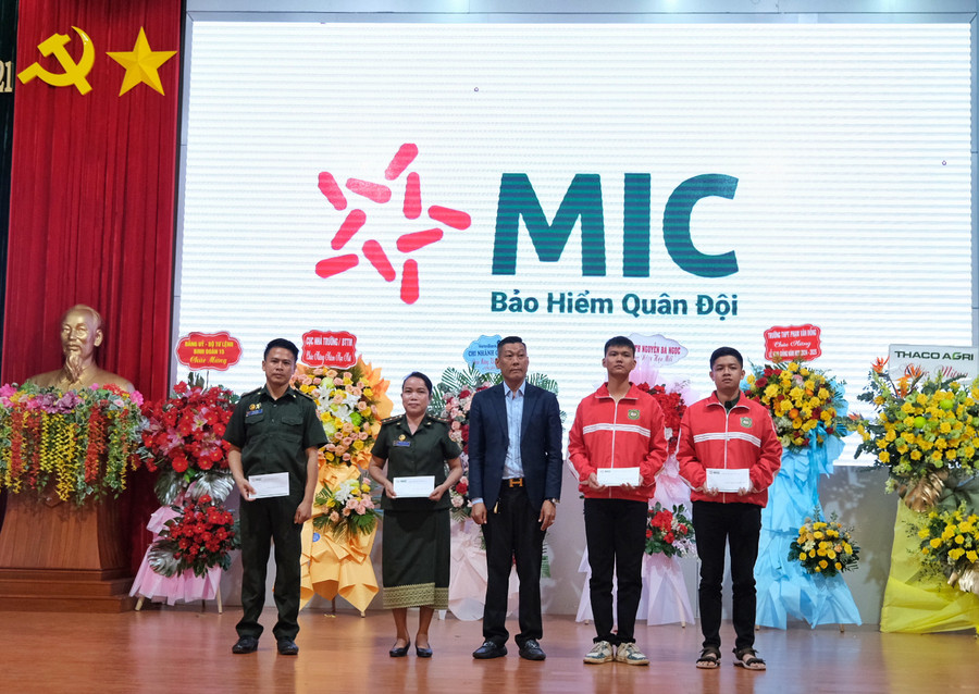 Trao học bổng cho các học viên Lào và học viên Việt Nam. Ảnh: MINH CHÂU