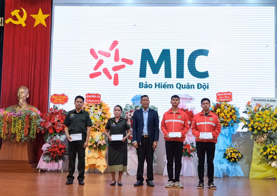 Trao học bổng cho các học viên Lào và học viên Việt Nam. Ảnh: MINH CHÂU Trao học bổng cho các học viên Lào và học viên Việt Nam. Ảnh: MINH CHÂU