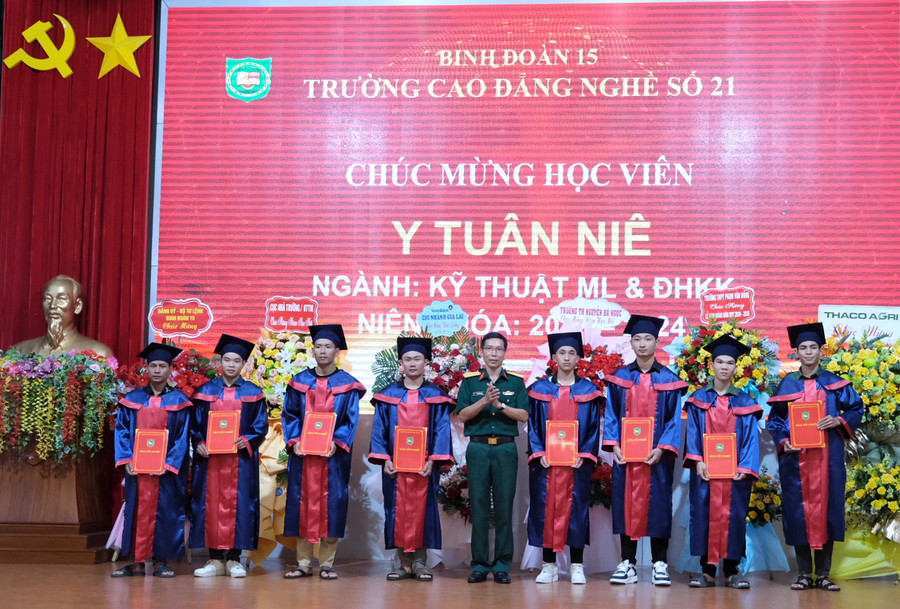 Trung tá Nguyễn Xuân Hiển-Hiệu trưởng Trường cao đẳng Nghề số 21 trao bằng tốt nghiệp cho các học viên. Ảnh: MINH CHÂU