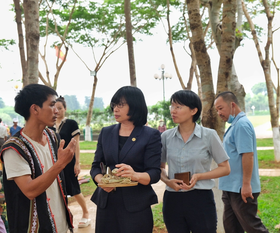 Phó Chủ tịch UBND tỉnh Nguyễn Thị Thanh Lịch (thứ 3 từ trái qua) thăm hỏi các đoàn nghệ nhân tham gia Ngày hội. Ảnh: Hoàng ngọc Phó Chủ tịch UBND tỉnh Nguyễn Thị Thanh Lịch (thứ 3 từ trái qua) thăm hỏi các đoàn nghệ nhân tham gia Ngày hội. Ảnh: Hoàng ngọc