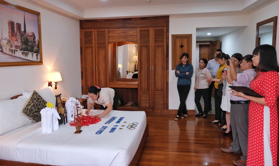 Thí sinh tham gia nghiệp vụ buồng. Ảnh: Hoàng Ngọc