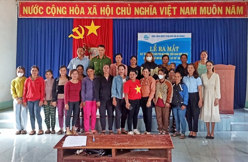 Ra mắt câu lạc bộ &quot;Gia đình hội viên phụ nữ không trốn sang nước ngoài&quot; tại xã Ia Rong, huyện Chư Pưh. Ảnh: Minh Châu
