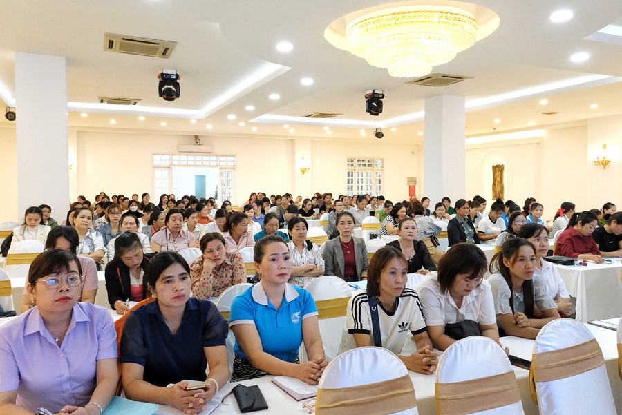 150 phụ nữ được nâng cao kiến thức về khởi nghiệp, khởi sự kinh doanh. Ảnh: MINH CHÂU