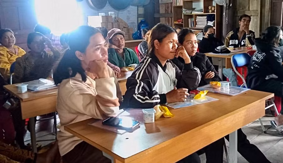 Học viên là người Bahnar, Mông của huyện Đak Pơ được tập huấn nâng cao kiến thức, nhận thức để giảm thiểu tình trạng tảo hôn, hôn nhân cận huyết thống. Ảnh: Minh Châu