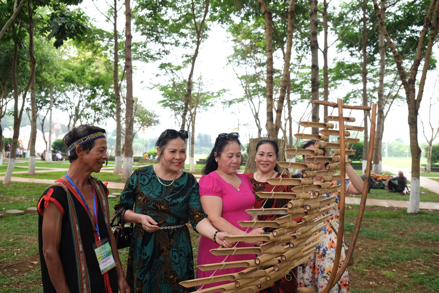 Du khách trải nghiệm nhạc cụ truyền thống Tây Nguyên tại Ngày hội văn hóa các dân tộc lần thứ 2 diễn ra tại Quảng trưởng Đại Đoàn Kết, TP. Pleiku. Ảnh: Minh Châu
