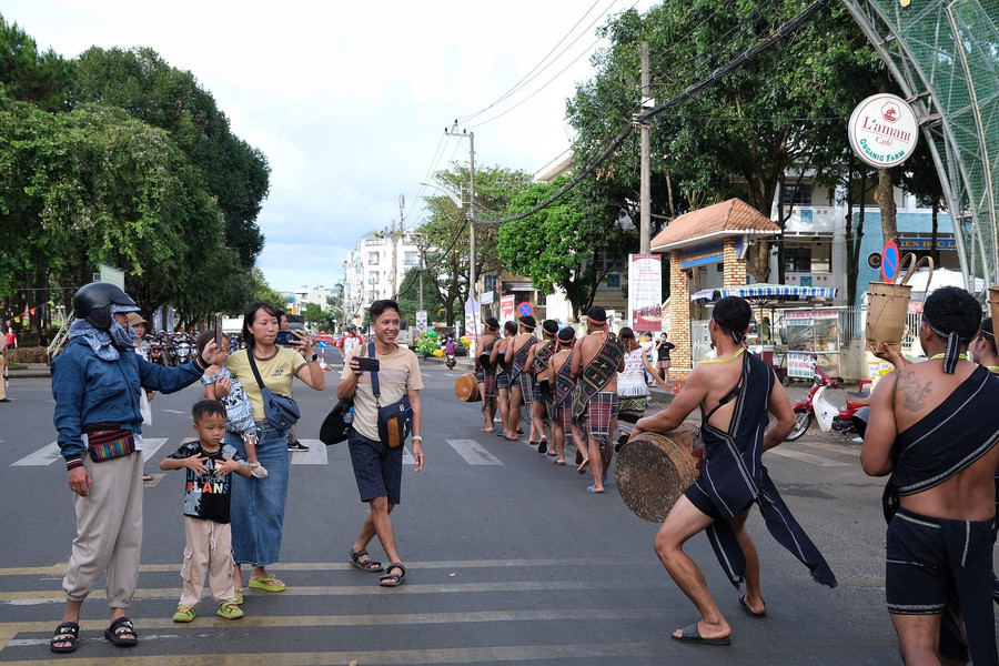 Du khách thích thú khi đến Gia Lai vào dịp lễ hội. Ảnh: Hoàng Ngọc