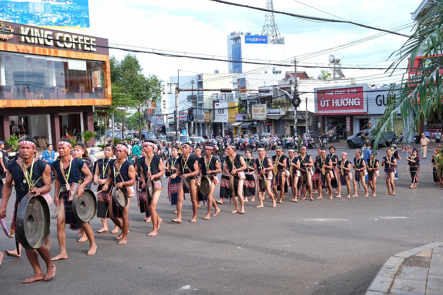 Bản hòa âm kỳ vĩ trên đường phố. Ảnh: Hoàng Ngọc Bản hòa âm kỳ vĩ trên đường phố. Ảnh: Hoàng Ngọc