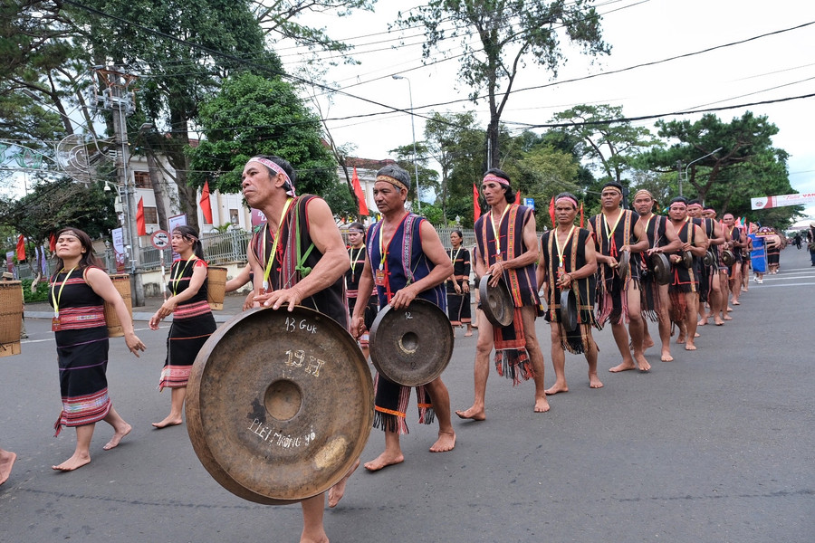 Bộ chiêng quý của cộng đồng Jrai huyện Chư Păh trình diễn diễn trên đường phố. Ảnh: Hoàng Ngọc