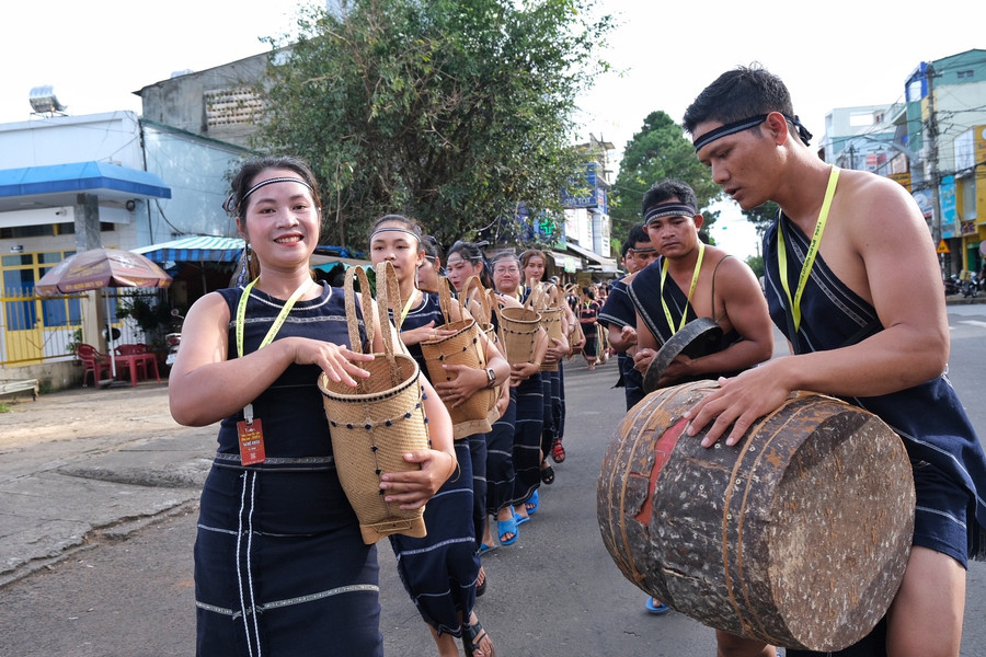 Đoàn nghệ nhân dân tộc K&apos;ho Sre tỉnh Lâm Đồng vừa trình diễn cồng chiêng, vừa tái hiện đời sống sản xuất nông nghiệp của người bản địa. Ảnh: Hoàng Ngọc
