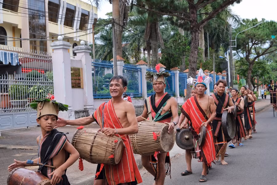 Đoàn nghệ nhân tỉnh Kon Tum. Ảnh: Hoàng Ngọc