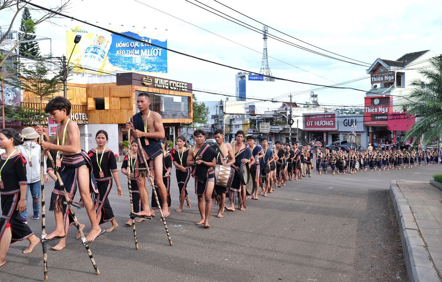 Sắc màu lễ hội đường phố. Ảnh: Hoàng Ngọc