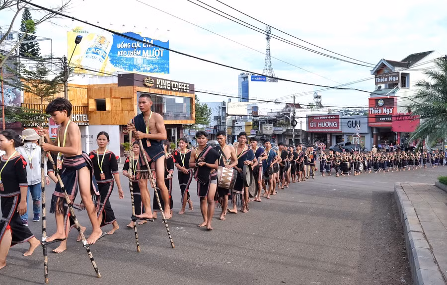 Sắc màu lễ hội đường phố. Ảnh: Hoàng Ngọc